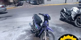 Motocicleta se incendió en Plaza Ramírez: rápida acción policial evitó daños mayores