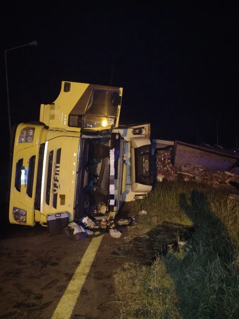 Vuelco de un camión con carga de pollos congelados en la RN 14