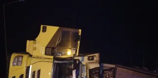 Vuelco de un camión con carga de pollos congelados en la RN 14