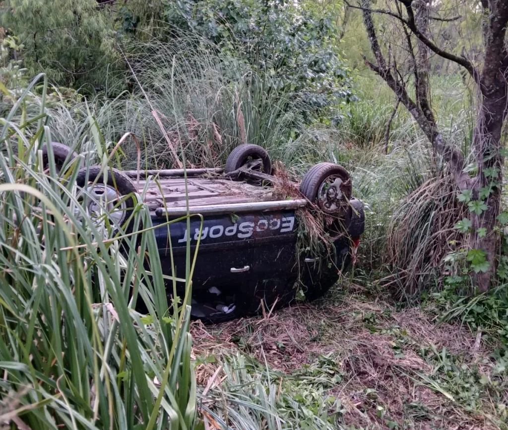 Violento vuelco en la Ruta 12: dos ocupantes se salvaron de milagro