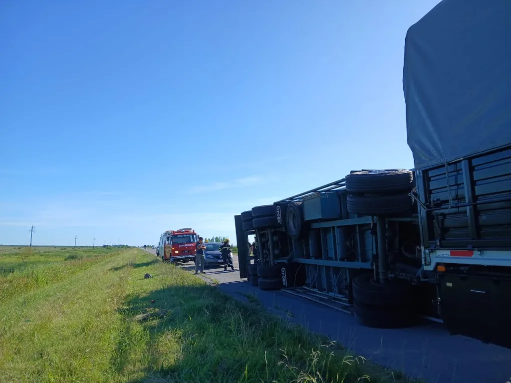 Vuelco de un acoplado en la Autovía 14