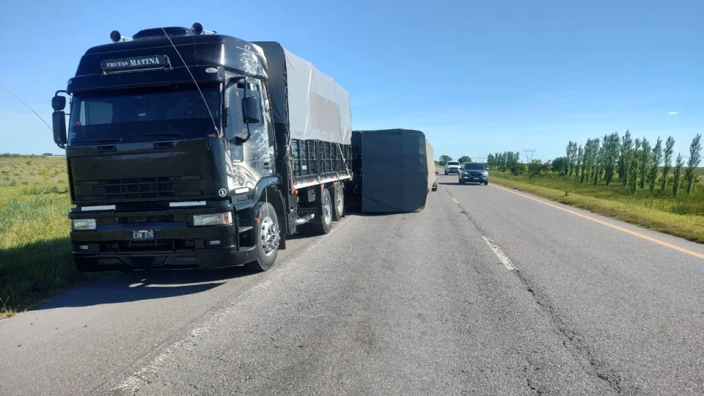 (Video) Un bache provocó el vuelco de un acoplado en la Autovía 14