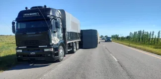 (Video) Un bache provocó el vuelco de un acoplado en la Autovía 14