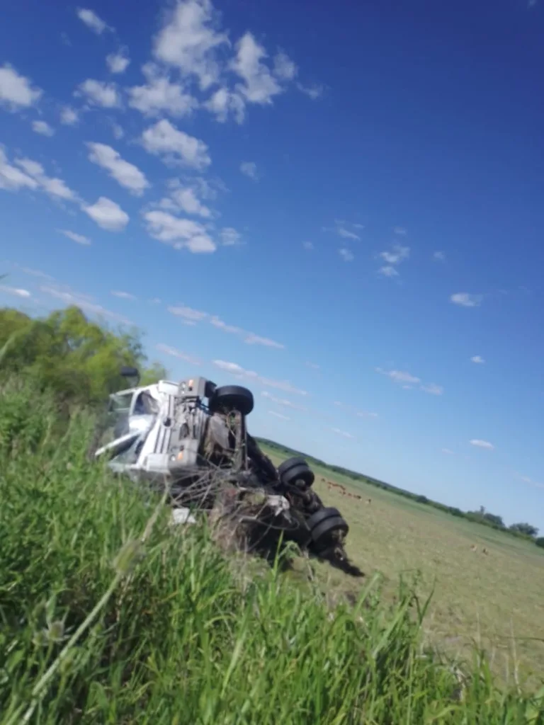 Vuelco de camión en Ruta 14 deja un conductor lesionado