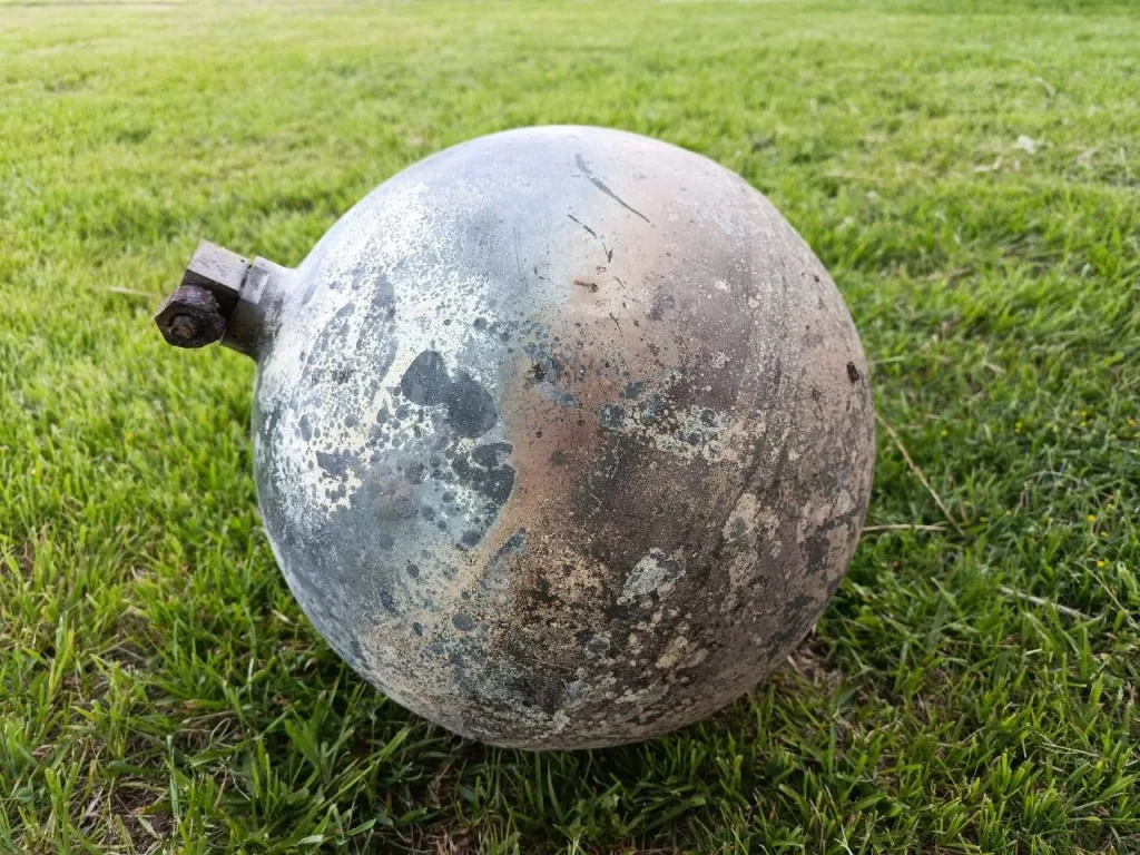 Hallazgo en Victoria: una esfera metálica cayó en un campo de soja