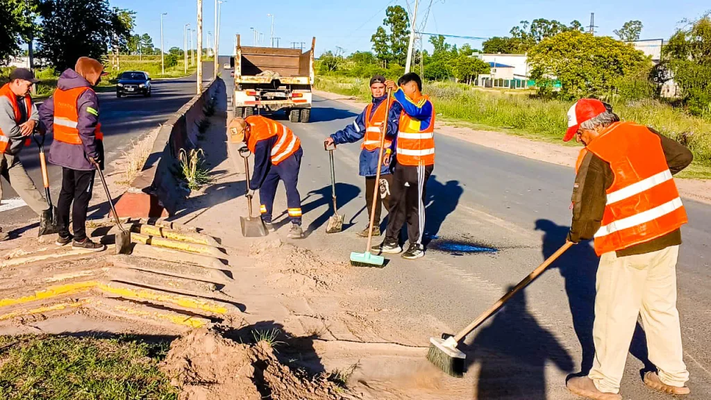 Operativo integral de limpieza en el acceso a Concepción del Uruguay ...