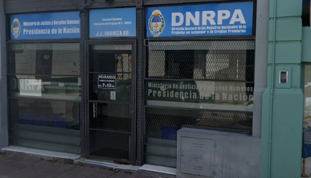 Demoras en el Registro del Automotor de calle Urquiza generan reclamos de vecinos y gestores