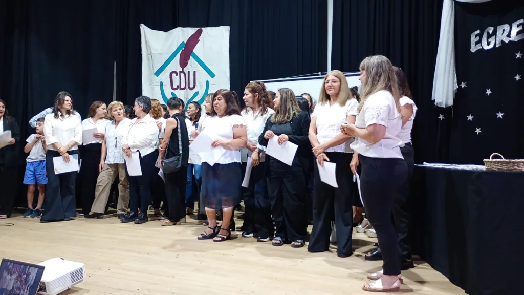 La EMAO cerró el ciclo lectivo con una muestra anual y celebró su colación de grados