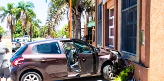 Conductor alcoholizado impactó contra un local comercial en Díaz Vélez y bulevar Yrigoyen