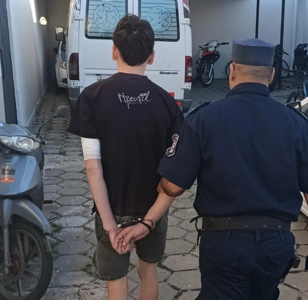 Herido por disparo accidental: la policía secuestra el arma y detiene al joven