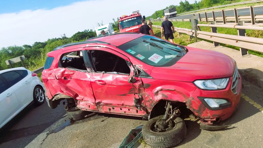 Autovía N°12: Vehículo impacta contra el guardarraíl tras ser encerrado por otro rodado
