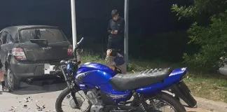 Accidente en Av. Tavella: Motociclista Perdió el Control y Terminó Contra un Auto Estacionado