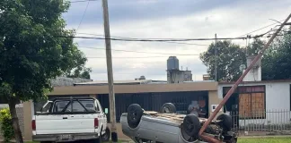 Un automóvil terminó volcado tras chocar contra un poste y una camioneta estacionada