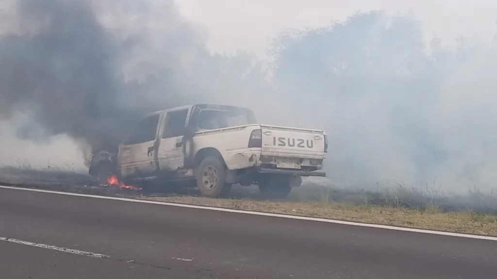 Una camioneta se incendió en la Autovía 12 y provocó la quema de pastizales