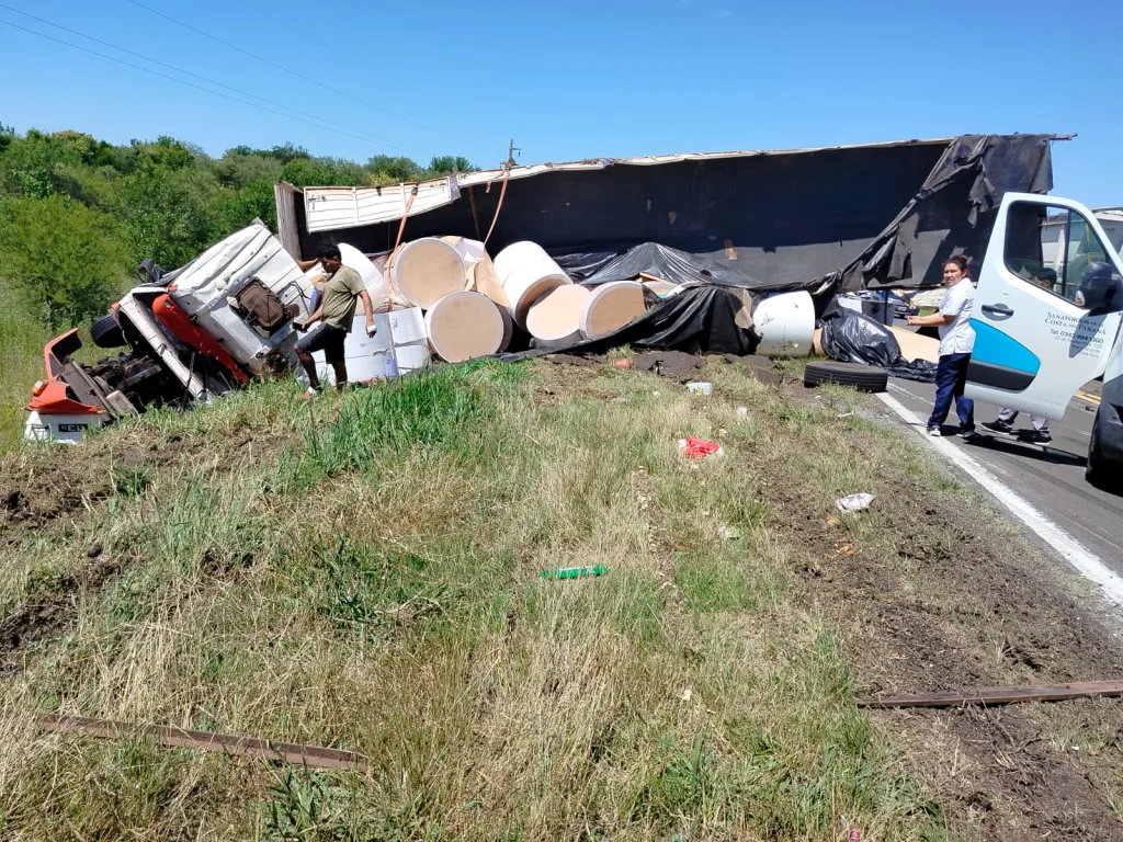 Volcó un camión cargado con bobinas de papel en la Ruta 12