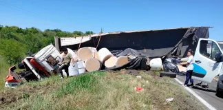 Volcó un camión cargado con bobinas de papel en la Ruta 12