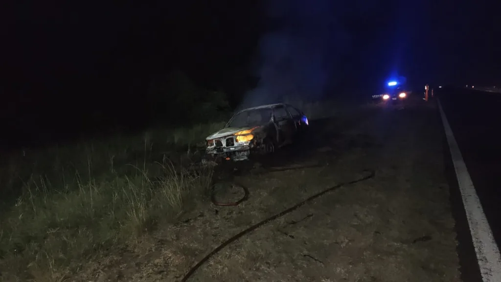 Incendio vehicular en la Autovía: un auto fue consumido por el fuego