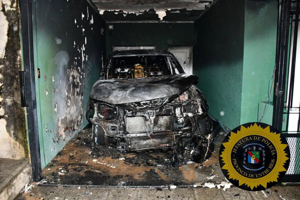 Investigan incendio intencional de un vehículo en la madrugada