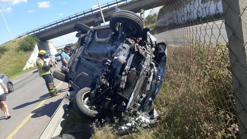 Se salvaron de milagro tras un violento vuelco en la Autovía 14