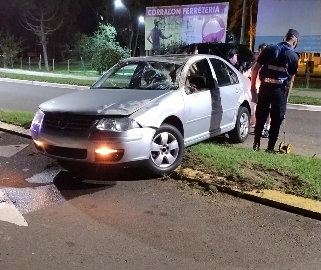 Un auto volcó: tres personas fueron hospitalizadas