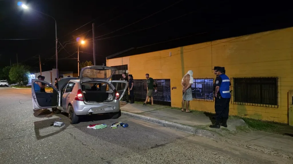 Intentó evadir un operativo y llevaba un arma de fuego en su vehículo