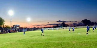 Engranaje inauguró nueva iluminación en su campo de juego principal
