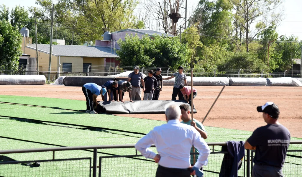 Comenzó la instalación del piso  de la nueva cancha de hockey