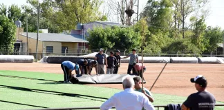 Comenzó la instalación del piso de la nueva cancha de hockey