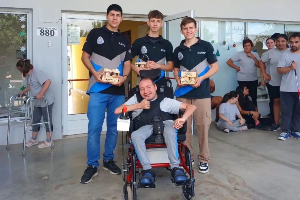 Alumnos de la Técnica (EET) Nº 3 de Concepción del Uruguay adaptaron una silla de ruedas a motorizada para el Instituto Igualar