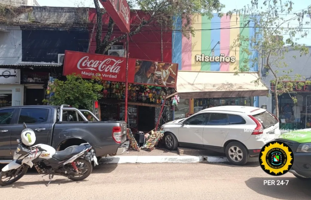 Un auto chocó contra un comercio en Colón y una mujer sufrió lesiones leves