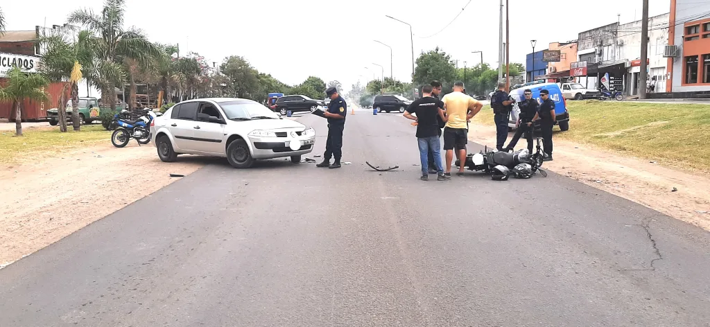 Siniestro vial en Concepción del Uruguay: choque entre un auto y una moto en avenida Uncal