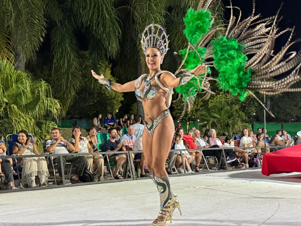 Caseros vivió una exitosa segunda noche de sus carnavales con gran acompañamiento del público