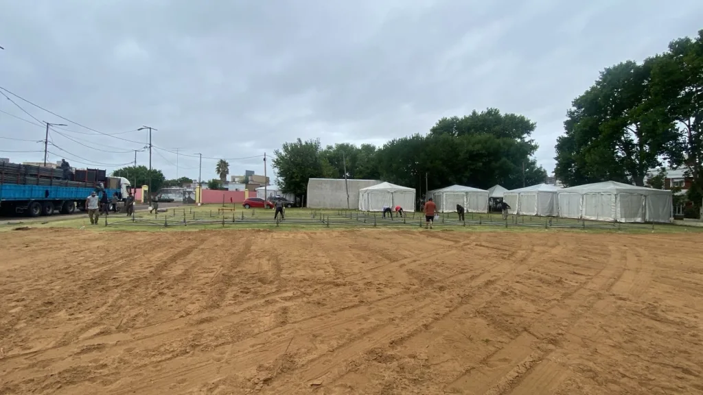Comenzó el armado del escenario para la Fiesta de la Playa: últimos días de entradas a precio promocional