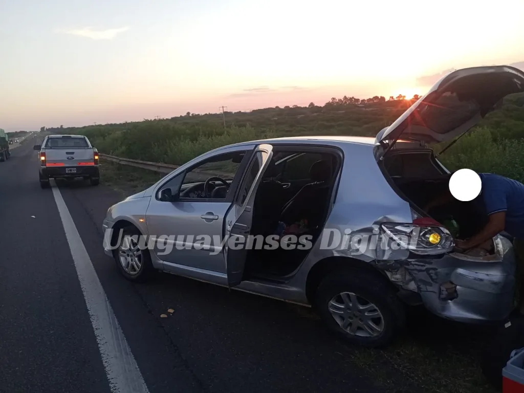 Esquivó unos baches en ruta 14  y terminó contra el guardarraíl en la cual viajaba una familia