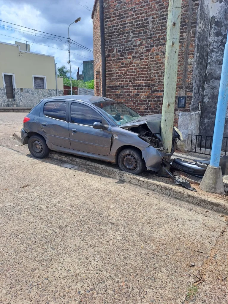 Accidente de tránsito: un automóvil colisionó contra un poste de tendido eléctrico