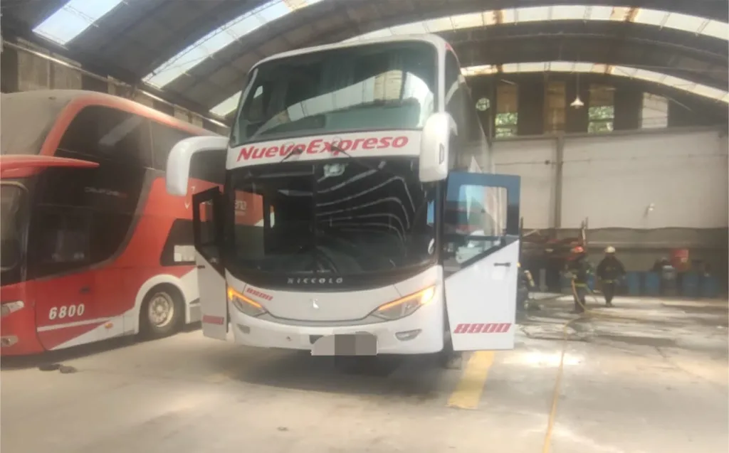 Un colectivo explotó durante trabajos de reparación en un galpón