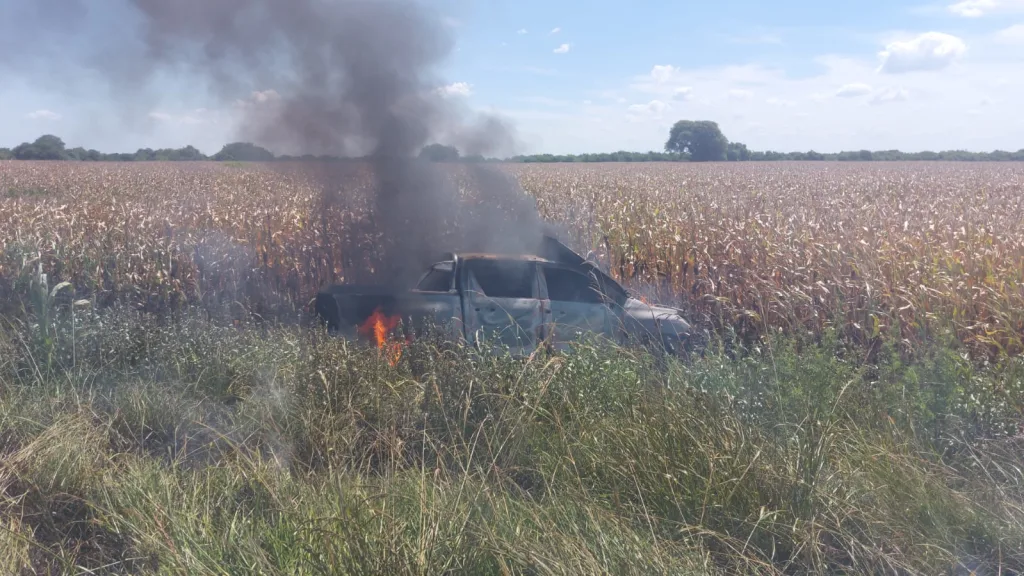 Choque e incendio de una camioneta en Ruta 12, a la altura de La Paz: tres personas con lesiones leves