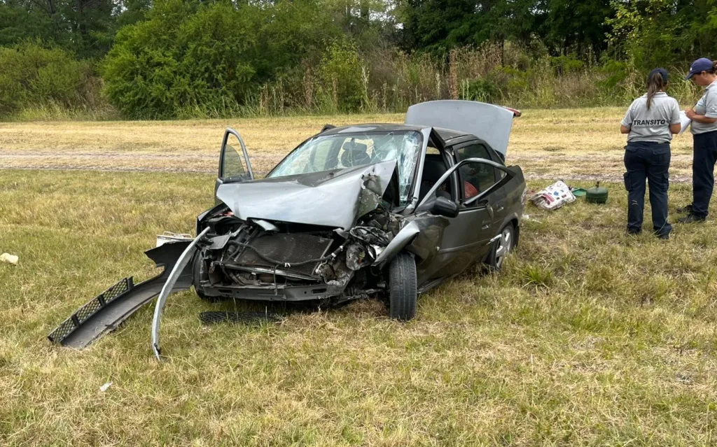 El auto que chocó una columna en Gualeguaychú dio positivo: 0,13 g/l de alcohol y no tenía seguro
