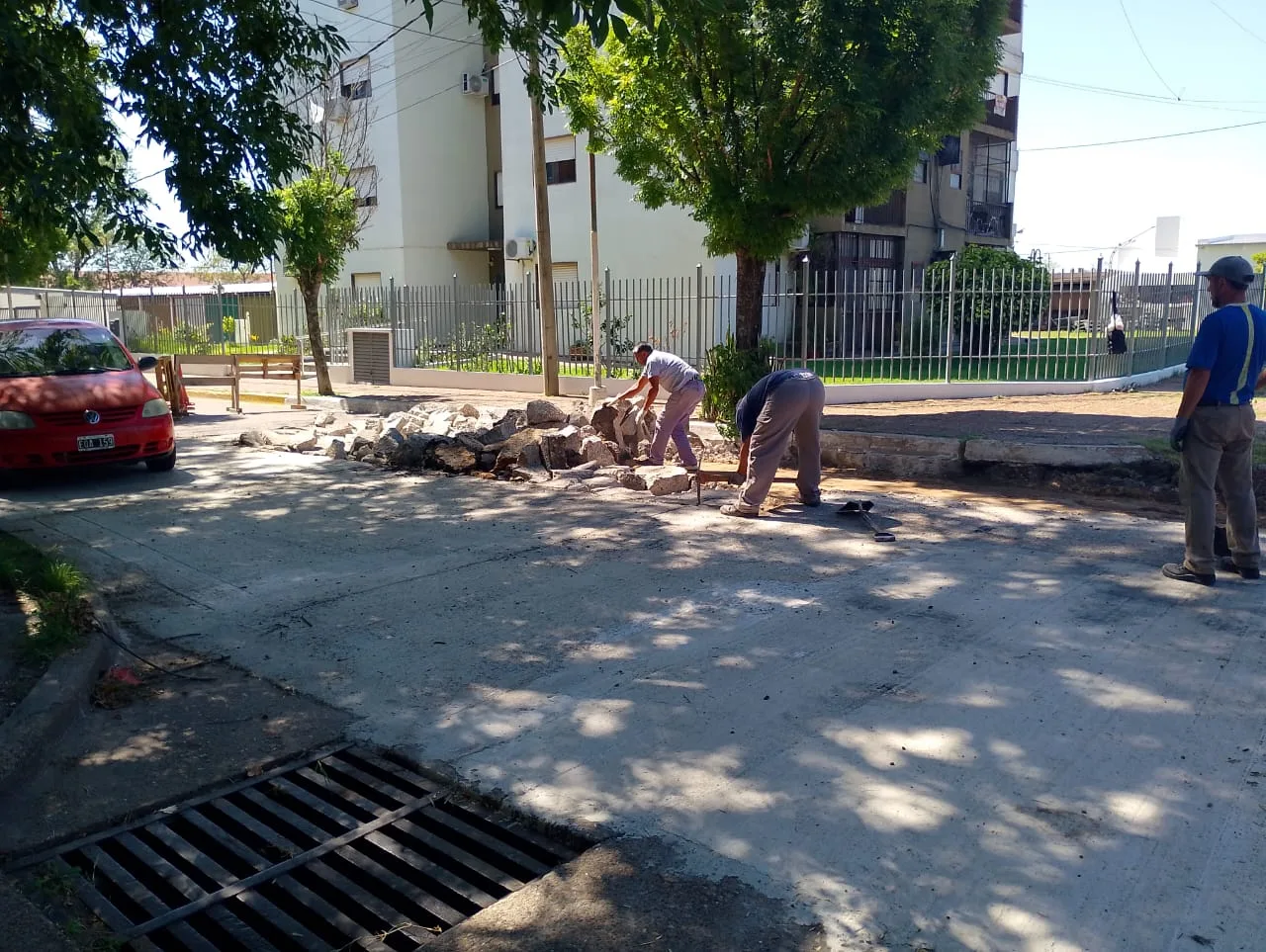 Completan bacheo en B° Los Tanques y tomas de junta en zona de La Terminal