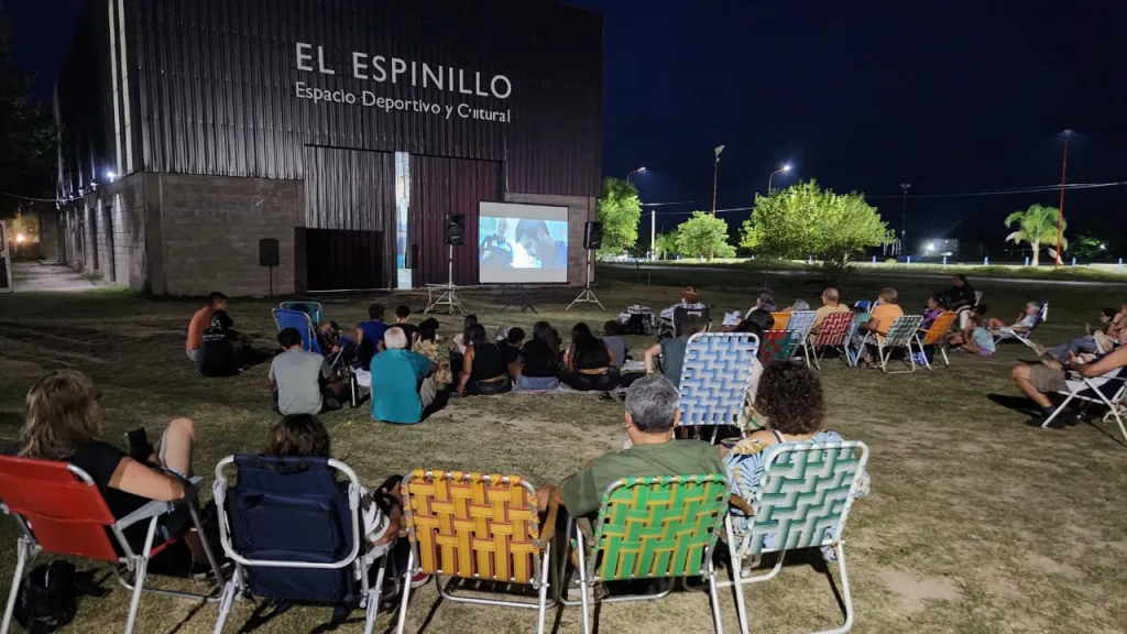 Concepción del Uruguay: cine al aire libre y una noche de inclusión en el Centro Cultural El Espinillo