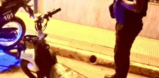 Intentó evadir un control y dañó un móvil policial