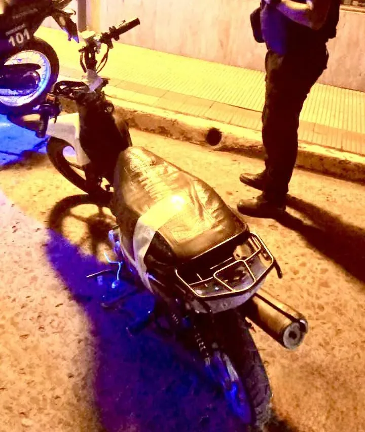 Intentó evadir un control y dañó un móvil policial