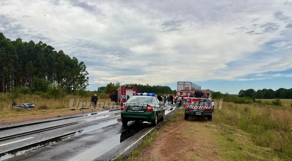 Trágico accidente en Ruta Internacional 136: dos muertos y heridos tras colisión frontal