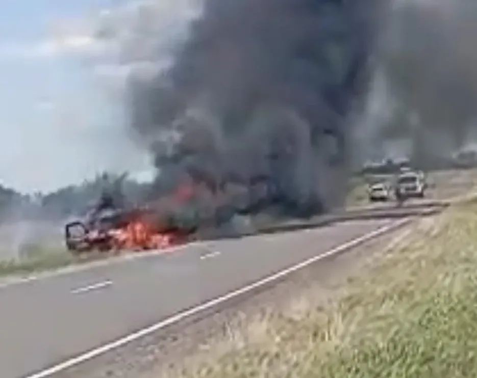 Una camioneta se incendió por completo sobre la Ruta Provincial 20