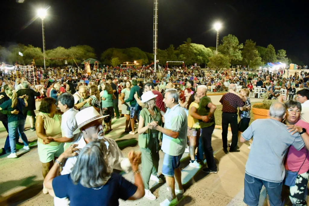 Concepción del Uruguay: San Isidro Canta y Baila arrancó con una noche multitudinaria y hoy tiene su gran cierre