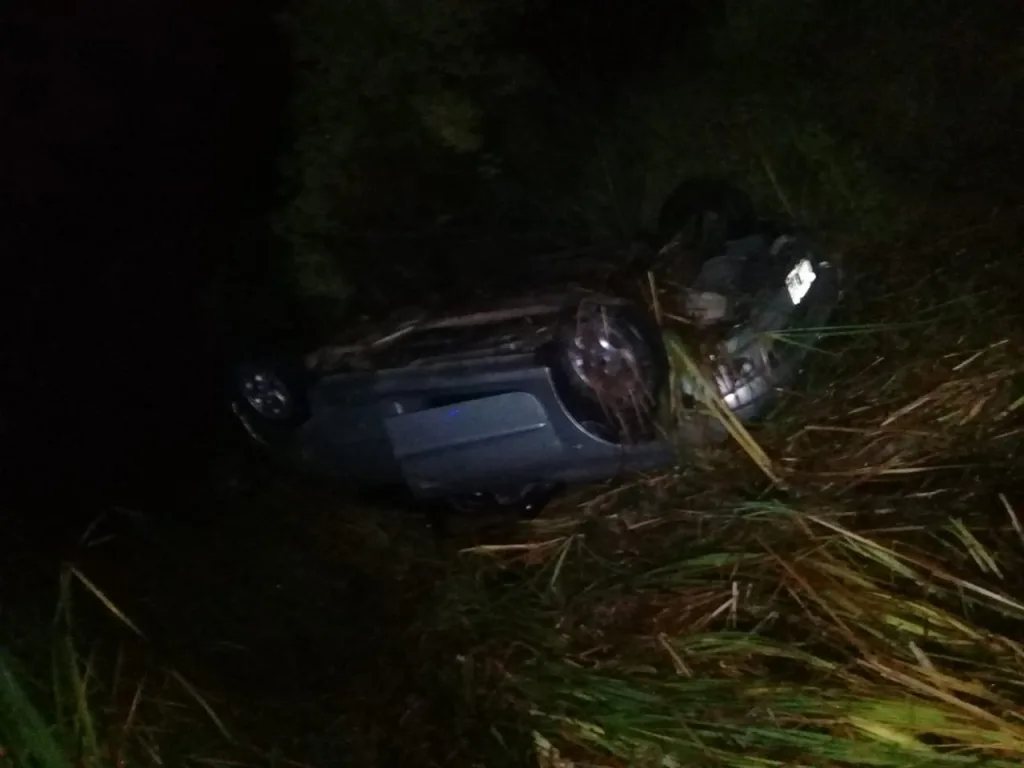 Vuelco en la Autovía 14: automóvil terminó sobre el pasto tras morder la banquina