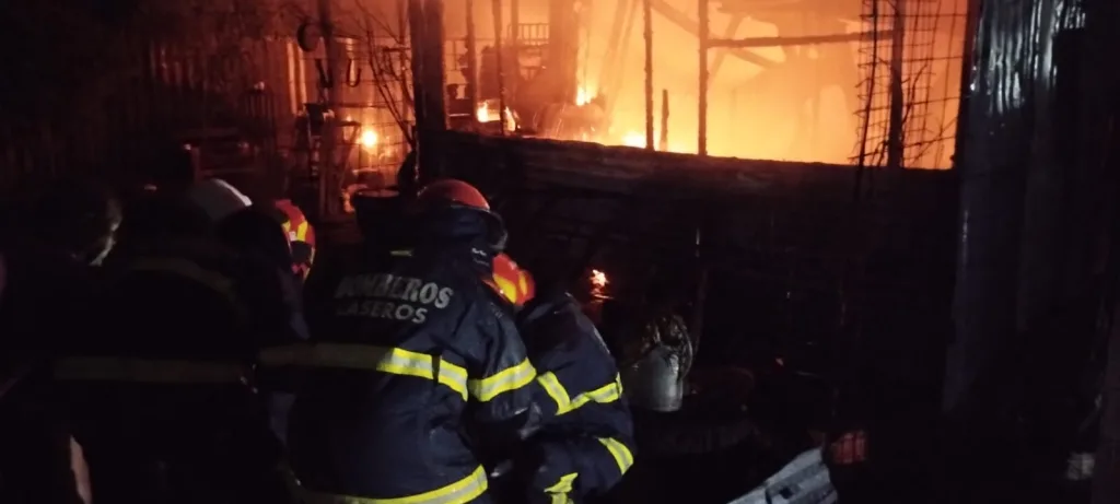 Caseros: incendio de gran magnitud movilizó a bomberos locales y de San Justo