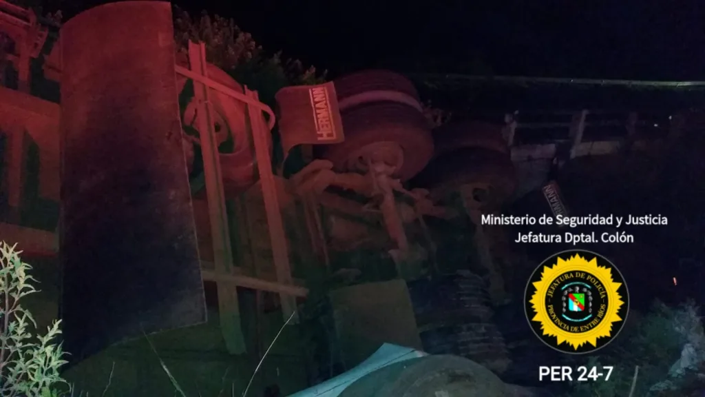 Camión de encomiendas cayó desde un puente en la Autovía Artigas