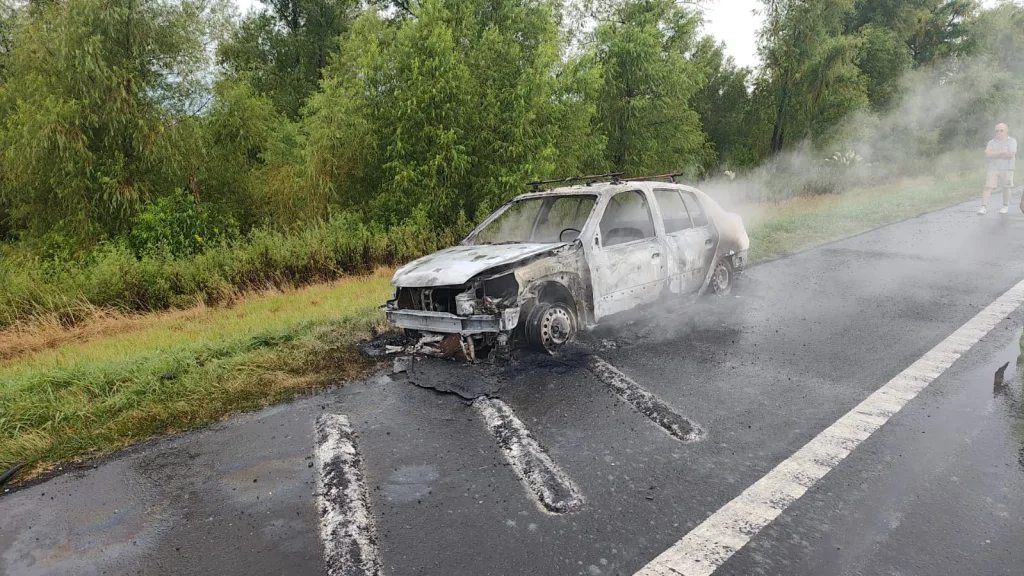 Vehículo destruido por el fuego en la Autovía 12