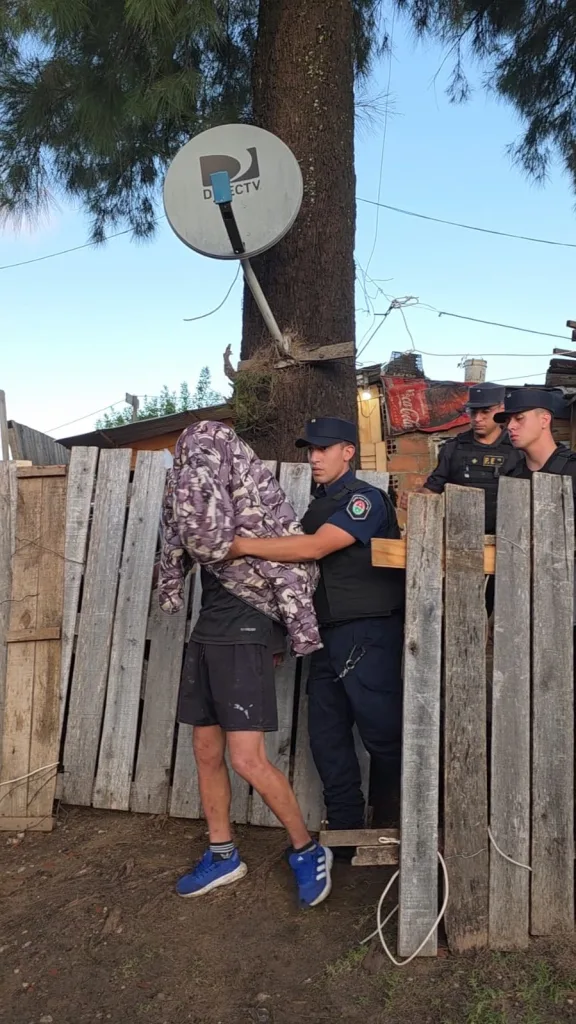 Se colgó de la luz y terminó preso tras amenazar a su vecina con un arma
